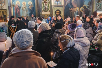 На службе в церкви тоже собралось много людей | Источник: Тимофей Калмаков / 59.RU