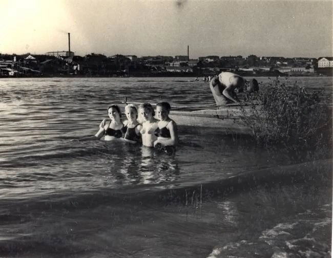 Вывез девчонок на острова на лодке | Источник: oldsaratov.ru