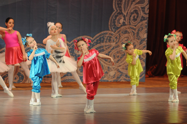 Пятилетняя  Полина (в красном) репетировала танец два месяца
