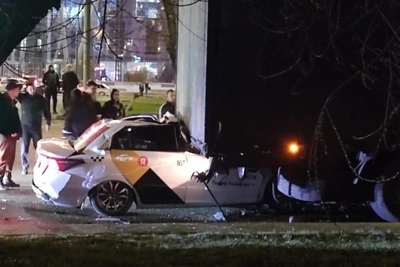 Таксист, влетевший в стоящую фуру, отказался от освидетельствования