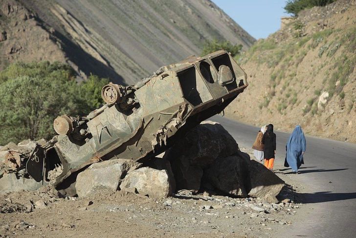 Остов советского танка на горной дороге  | Источник: Reza/Getty Images