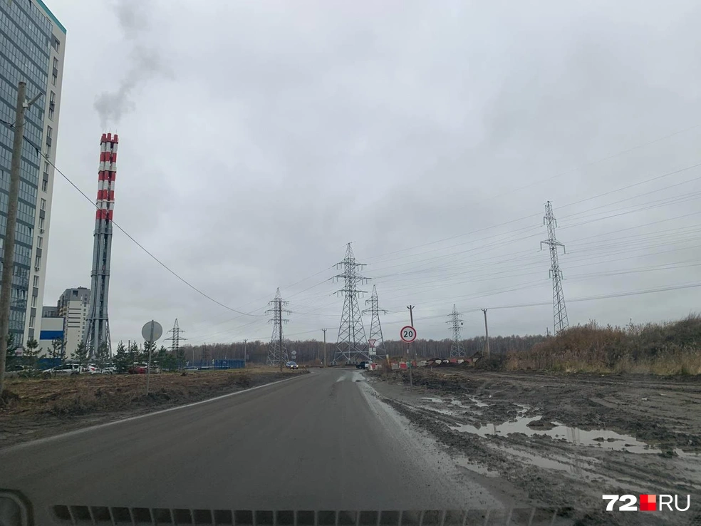 Но люди не обращают внимания на знаки и едут по встречной полосе в сторону поселка | Источник: Никита Кифорук / 72.RU