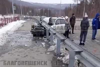 Nissan врезался в ограждение на трассе «Лена» в Приамурье