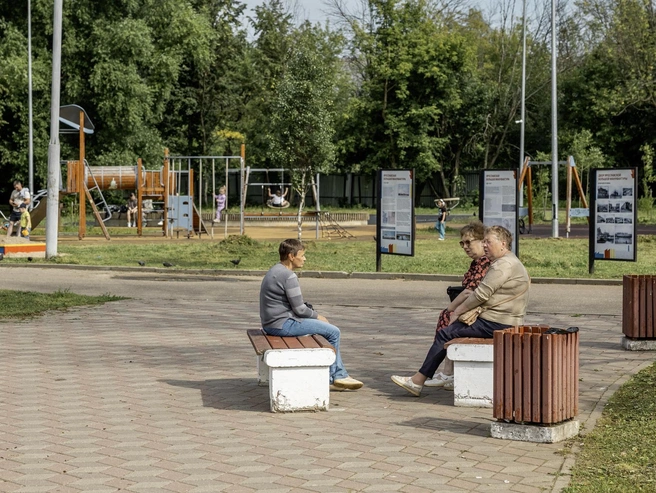 Большинство лавочек посетители передвинули, чтобы отдыхать компаниями | Источник: Александр Куренной / 76.RU