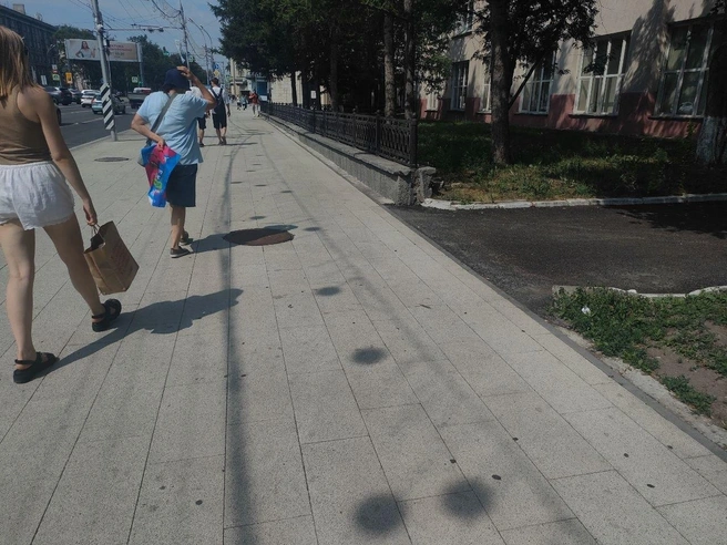 Обновление тротуаров на Красном проспекте прошло в октябре 2025 года | Источник: Нина Раневская / NGS.RU
