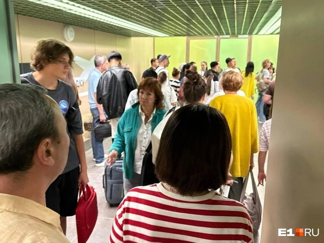 Толпа людей оказалась заперта в аэропорту | Источник: Читатель E1.RU