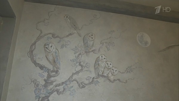 Стены дома украшают роскошные фрески
