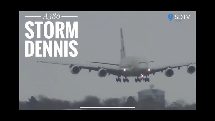 Посадка самого большого пассажирского лайнера в штормовой боковой ветер (видео)