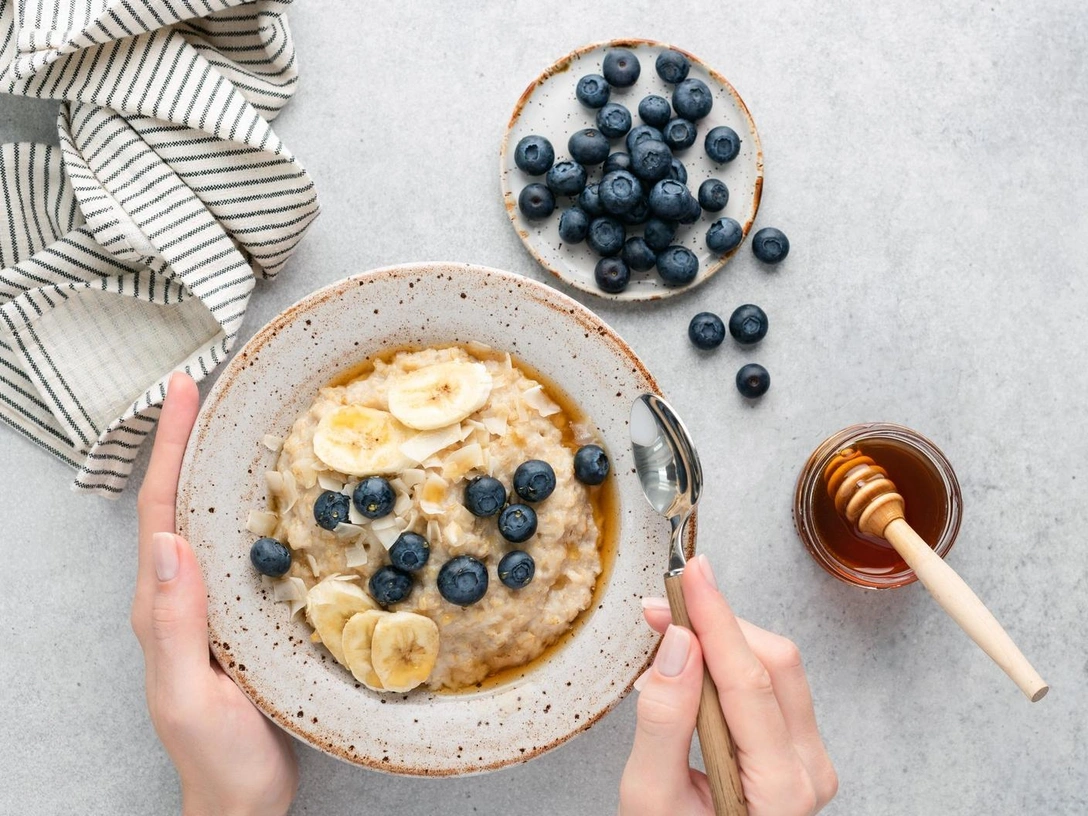 В чем польза овсянки для организма и как ее правильно приготовить? | marieclaire.ru