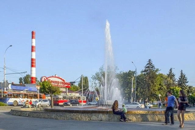 Фонтан у Центра города, май 2007 года
