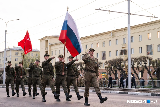 В конце вынесли Знамя Победы | Источник: Елена Крапива / NGS24.RU
