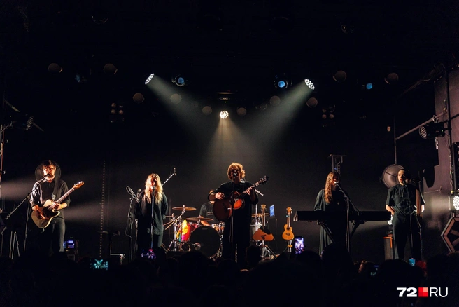 «Не умножай скорбь», — поет Илья в одной из своих песен. И правда, давайте хотя бы так бороться со злом вокруг и внутри себя | Источник: Ирина Шарова / 72.RU