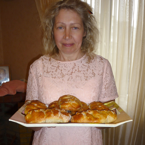 Лариса Кусакина с пирожками собственного приготовления