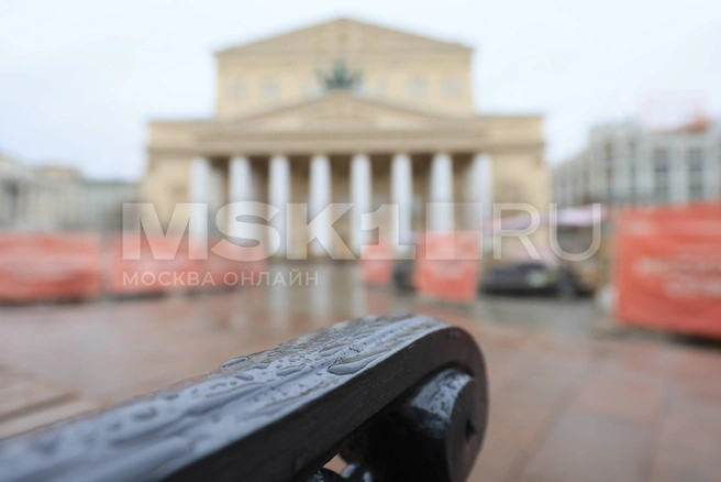 Дождь в Москве возле Большого театра | Источник: Артем Устюжанин / MSK1.RU
