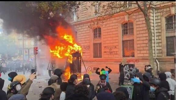 Демонстранты ворвались в мэрию и сожгли бюро туризма: протесты во Франции переросли в стычки с полицией — кадры