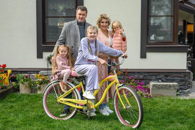 В продолжении сериала Анна Островская теперь мать уже четверых детей | Источник: пресс-служба телеканала «Россия»