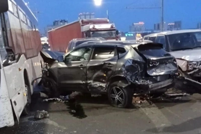 На Октябрьском мосту столкнулись шесть автомобилей и автобус