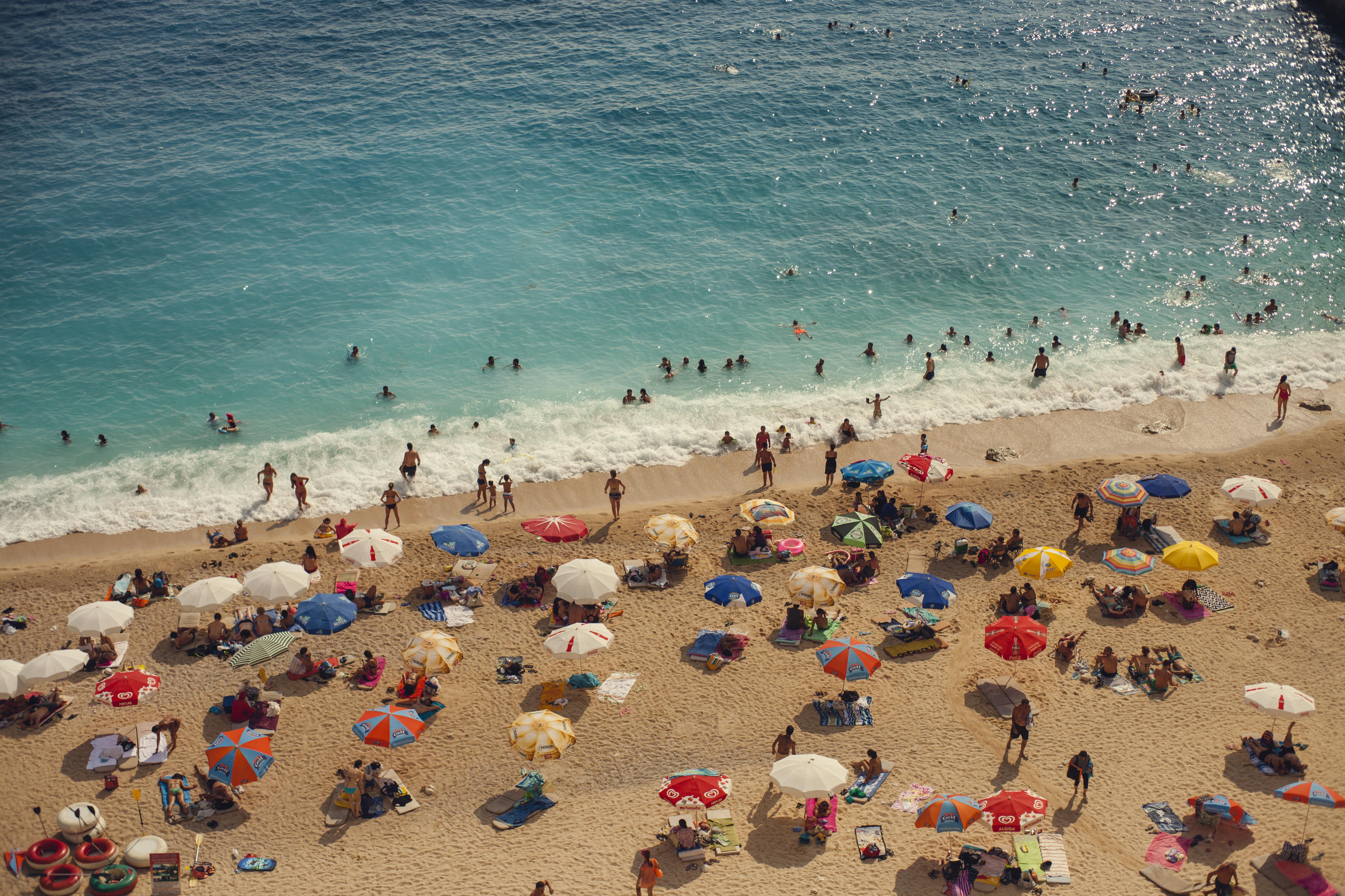 Почему закрыты пляжи. Турция пляж. Туристы в Турции. Туристы на пляже в Турции. Турция фото туристов.