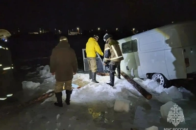 УАЗ-452 провалился под лёд на реке Чара: спасатели помогли