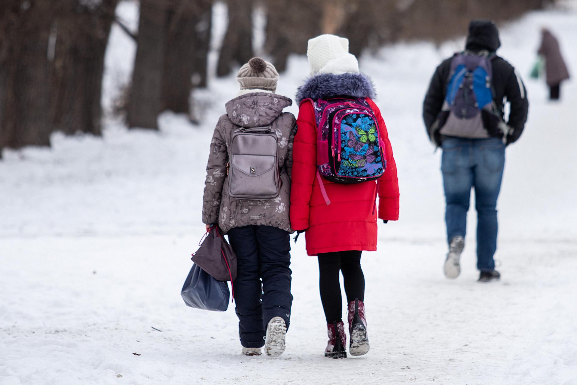 Дети идут в школу зимой. Школьники зимой. Школьники идут в школу зимой. Школьники на улице зима. Когда выходить в школу после