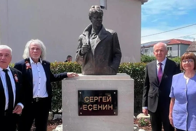 В Черногории открыли памятник Есенину в честь Дня Победы