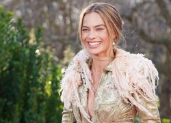 Красные чулки и пикантная розовая лента-подвязка: образ-соблазн Марго Робби