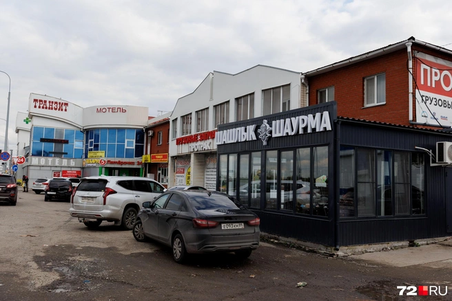 В комплексе придорожного сервиса, который находится вдоль трассы, теперь есть не только аптека, но и круглосуточная «Пятерочка». Для жителей Яра это сейчас самый популярный магазин, потому что в самом селе нет сетевых супермаркетов | Источник: Ирина Шарова / 72.RU