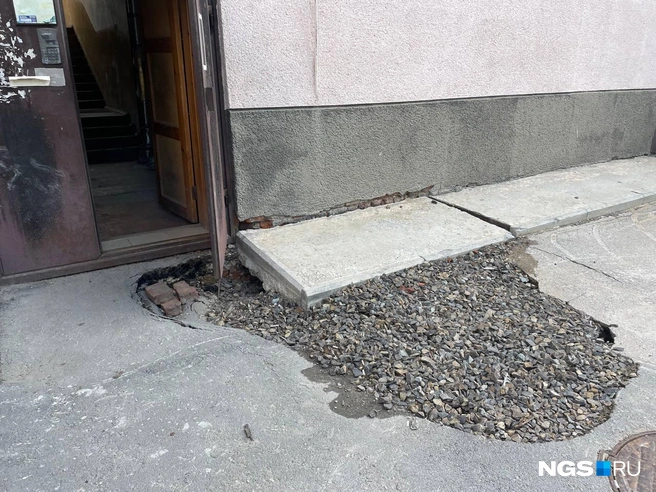 Так выглядит яма у одного из подъездов | Источник: Александр Ощепков / NGS.RU