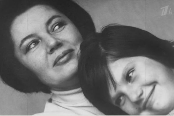 Дочь Захарова с матерью