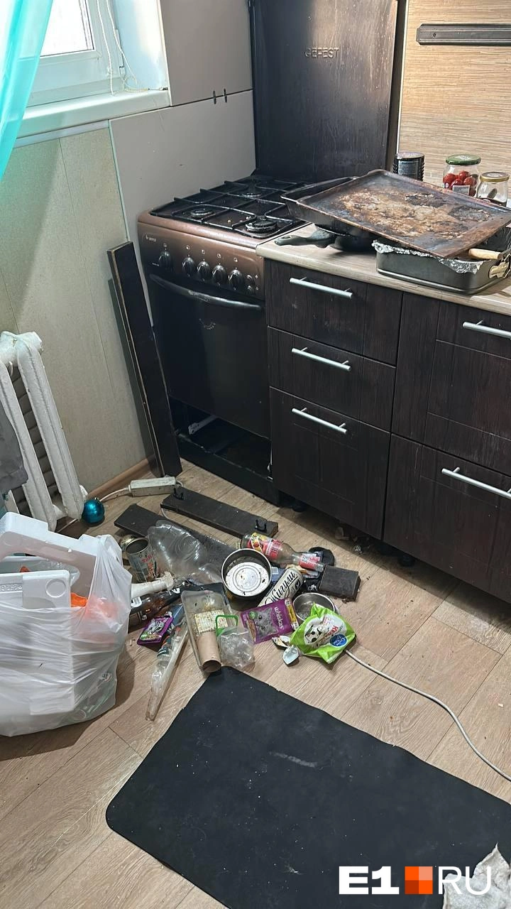 Квартиранты оставили жилье в ужасном состоянии, везде был мусор и пустые бутылки  | Источник: Читатель E1.RU 