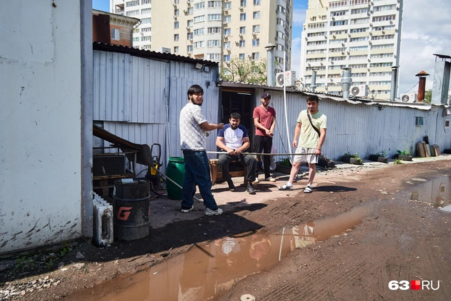 Парни рассказали, что про грядущий снос павильонов слышат впервые | Источник: Роман Данилкин / 63.RU