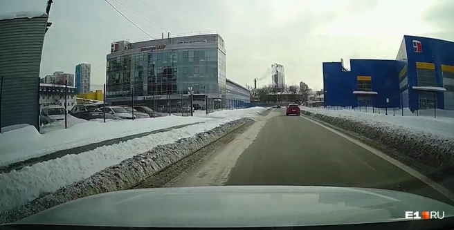 Момент столкновения. Видно, что левая полоса, по которой гнал Subaru, сужена из-за снега&nbsp;— но это не отменяло обязанности водителя KIA не создавать помех при перестроении | Источник: читатель E1.RU