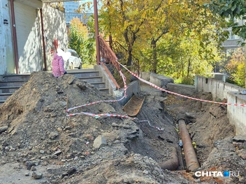 А я иду, шагаю по Луне… Жители Читы вынуждены обходить огромный кратер | Источник: очевидец