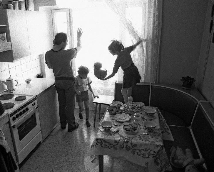 За мебелью стояли в очередях, но зато не знали ипотеки: 25 фотографий советского новоселья