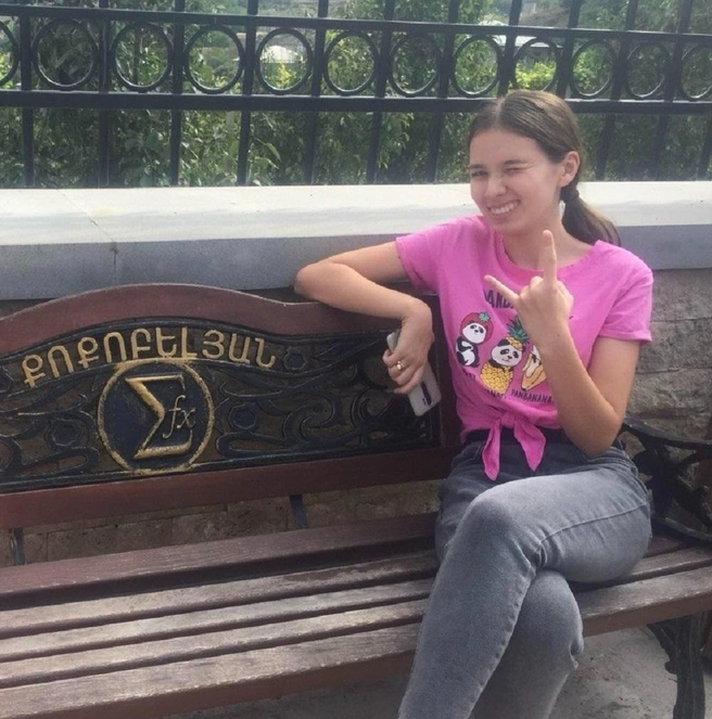Диана селе Ачаджур. На скамейке написана фамилия девушки | Источник: личный архив Дианы Кокобелян