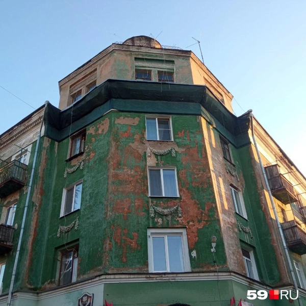 Фасад дома красивый, но на нем сильно крошится штукатурка | Источник: Вероника Свизева / 59.RU 