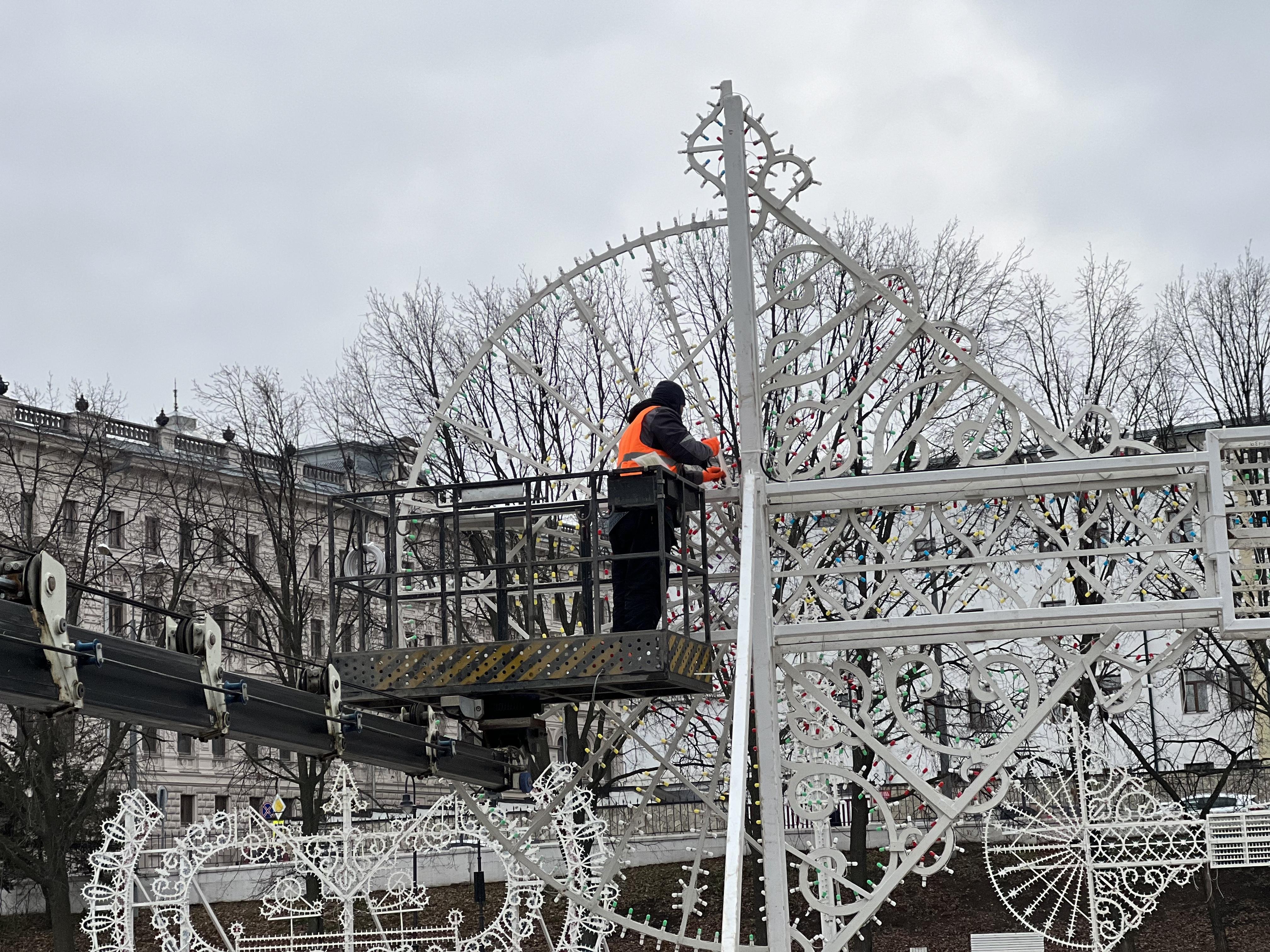 Осталось залить каток. В казанском парке «Черное озеро» закончили устанавливать новогодние конструкции