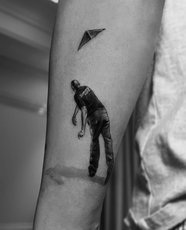Фото №1 - Трогательно до слез: Дрейк сделал очень реалистичную татуировку в память о друге — креативном директоре Louis Vuitton Вирджиле Абло