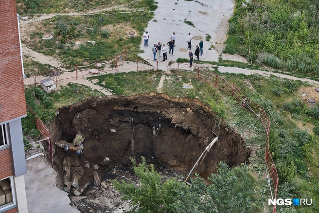 Глубокая яма в Горском микрорайоне привлекла внимание всего города не только своим видом | Источник: Александр Ощепков / NGS.RU