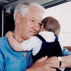 Внучка Бориса Ельцина показала редкое фото с отцом: как сейчас выглядит Валентин Юмашев