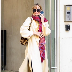 Как Дженнифер Лоуренс делает офисный лук киношным: пальто, шарф и леопард