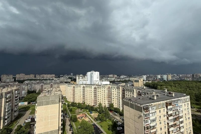 Мощный ливень в Челябинске: улицы поплыли, трамваи встали