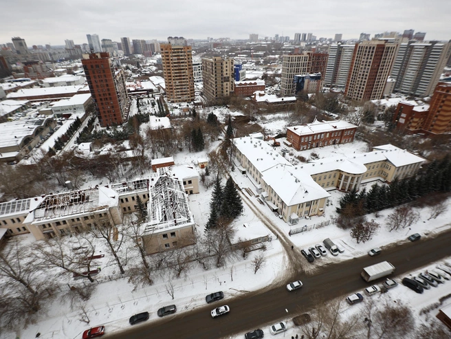 У одного из корпусов уже демонтирована крыша. Кирпичное здание по адресу ул. Семьи Шамшиных, 40к1 имеет статус памятника и не будет снесено. | Источник: Ростислав Нетисов