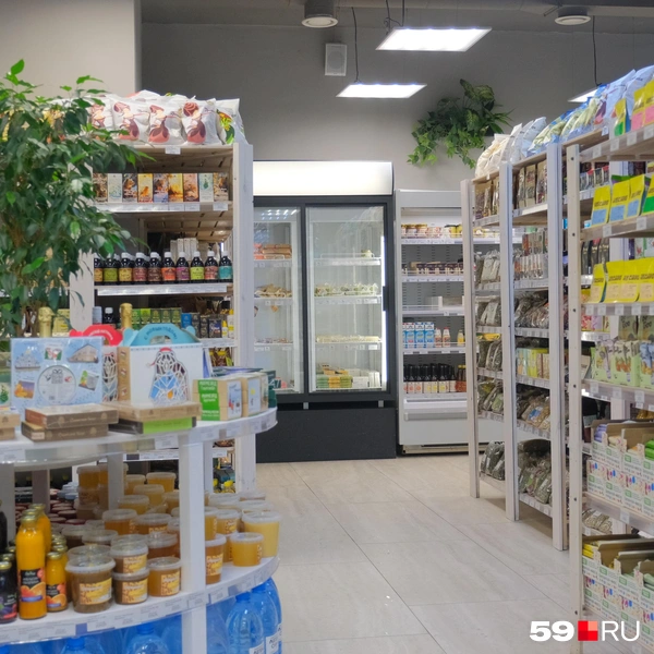 В торговом зале есть отдельные стойки с новогодними сладостями, соками и медом | Источник: Тимофей Калмаков / 59.RU