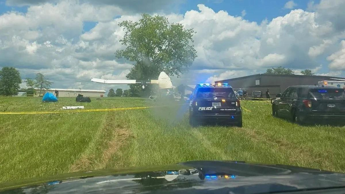 В США — снова авиакатастрофа. Самолет с пассажирами задел дерево и рухнул 