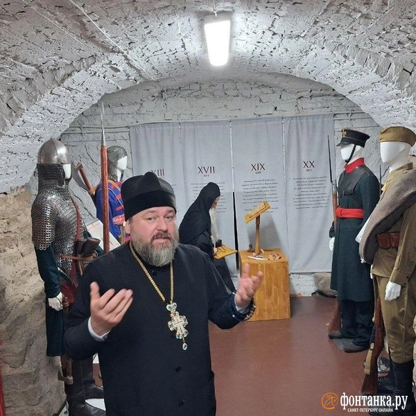 Отец Филарет показывает монастырский музей | Источник: Анна Мотовилова/ FONTANKA.RU