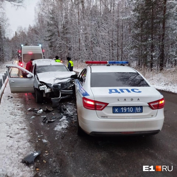 Машина ДПС влетела в Renault Logan, выехав на встречку | Источник: читaтель E1.RU