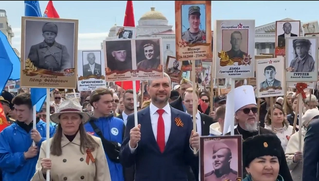 Губернатор среди участников «Бессмертного полка» | Источник: правительство Забайкалья
