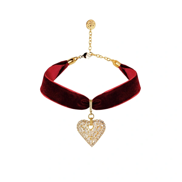 Чокер Viva La VikaЕсли в День Святого Валентина хочется побыть в роли принцессы Дианы, то рекомендуем посмотреть в сторону этого бархатного чокера. Леди Ди точно выбрала бы его за россыпь камней и мягкость ткани, которая позволит носить украшение весь вечер.