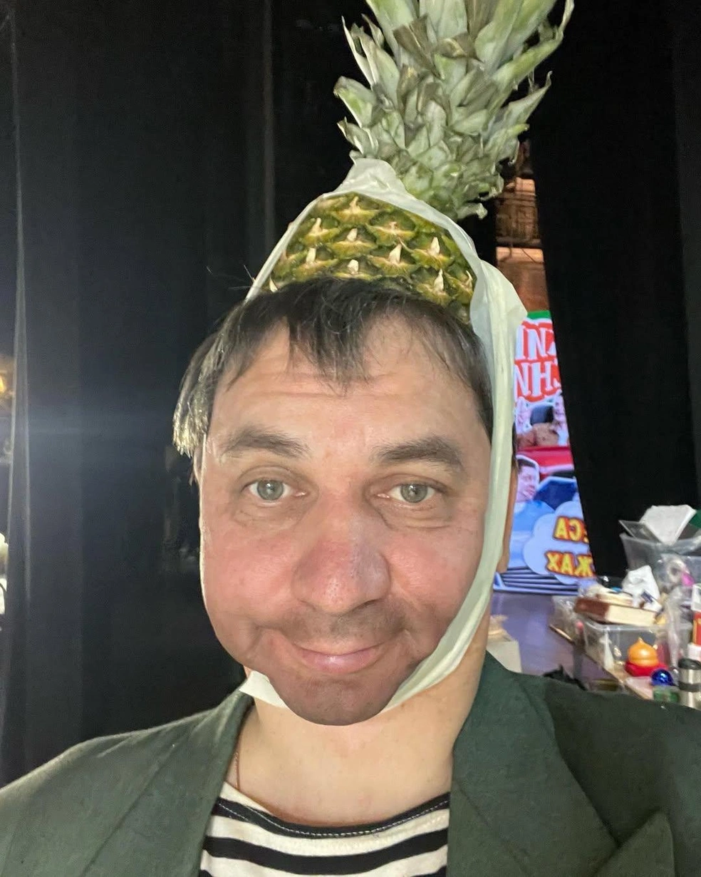 Вы наверняка видели этого артиста на сцене | Источник: popovaleksandr_72 / Instagram.com*